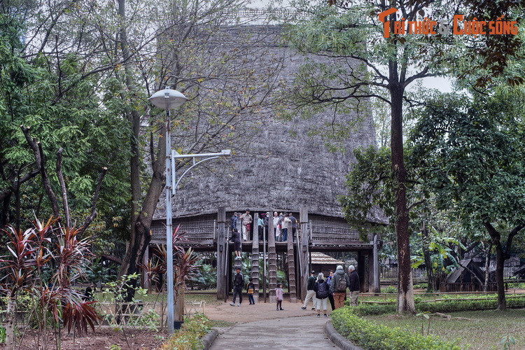 Khu trưng bày ngoài trời, được gọi là Vườn kiến trúc, rộng khoảng 2 ha, xây dựng từ năm 1998 đến 2006, là nơi giới thiệu 10 công trình kiến trúc dân gian của 10 dân tộc ở Việt Nam.