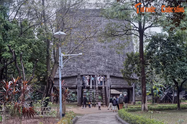 Khu trưng bày ngoài trời, được gọi là Vườn kiến trúc, rộng khoảng 2 ha, xây dựng từ năm 1998 đến 2006, là nơi giới thiệu 10 công trình kiến trúc dân gian của 10 dân tộc ở Việt Nam.