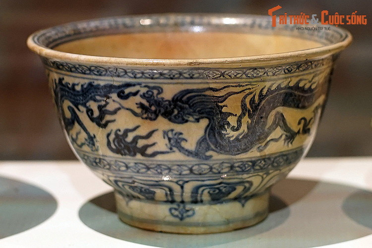 Đồ án cánh sen, hoa liên tiền và đồ án hồi văn còn được sử dụng cho bộ sưu tập này, thành một băng chạy dài, giới hạn bởi hai đường chỉ nhỏ trên dưới dùng để trang trí ở cả mặt trong và mặt ngoài của mép miệng.