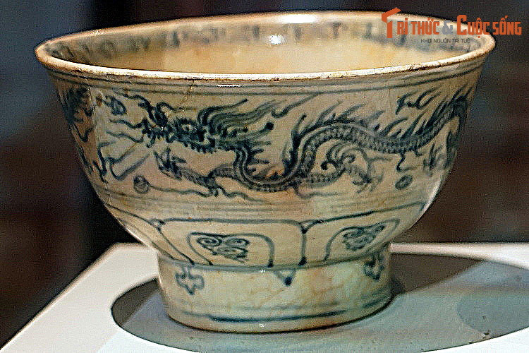 Có bốn tiêu chí để bộ bát, đĩa gốm men trắng vẽ lam trang trí hình rồng xứng đáng được công nhận là bảo vật Quốc gia. Thứ nhất, đây là những hiện vật gốc, gắn với một di tích quan trọng. Thứ hai, bộ sưu tập này gồm những là những hiện vật độc bản.