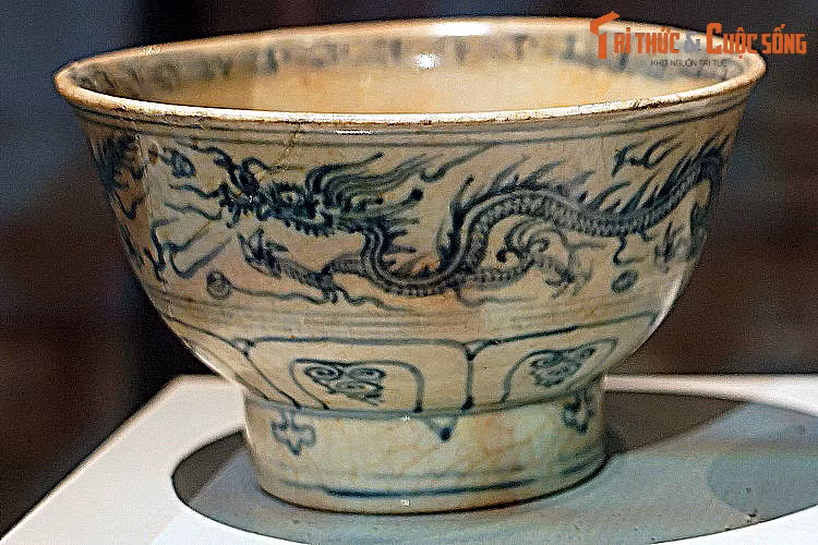 Có bốn tiêu chí để bộ bát, đĩa gốm men trắng vẽ lam trang trí hình rồng xứng đáng được công nhận là bảo vật Quốc gia. Thứ nhất, đây là những hiện vật gốc, gắn với một di tích quan trọng. Thứ hai, bộ sưu tập này gồm những là những hiện vật độc bản.