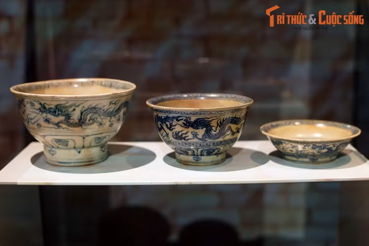 Đây là một bộ sưu gồm bảy chiếc với hai chiếc bát và năm chiếc đĩa có niên đại từ thời Lê sơ, thế kỷ 15-16. Chúng từng là đồ dùng của nhà vua và thân quyến ở kinh thành Thăng Long thời kỳ này.