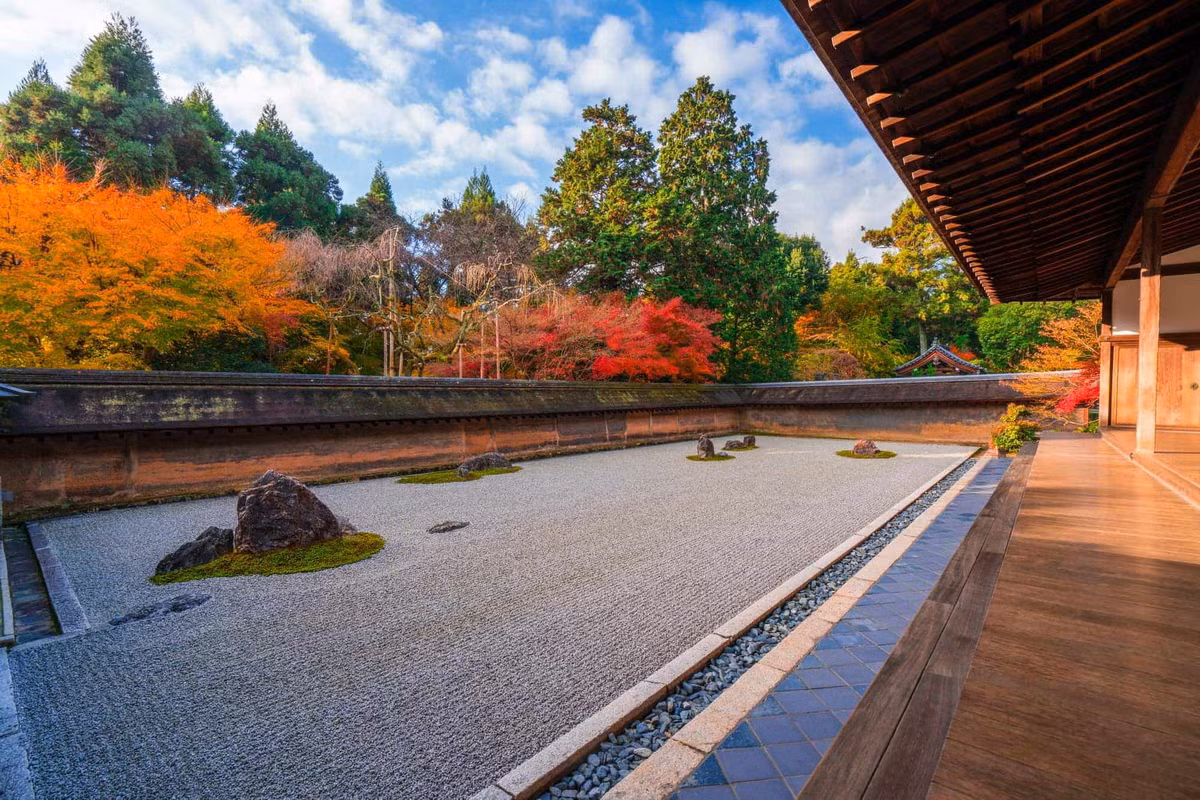  6. Vườn chùa Ryoan-ji (Long An Tự, thành phố Kyoto, phủ Kyoto). Khu vườn này nổi tiếng với vườn thiền có 15 viên đá to nhỏ khác nhau. Chúng được sắp đặt sao cho chỉ có thể nhìn thấy 14 viên đá từ mọi góc độ. Tương truyền, để nhìn được tất cả 15 viên đá cùng lúc, người ta phải đạt được giác ngộ. Ngoài ra nơi đây còn có một khu vườn nước và trà thất. Ảnh: The Gate.