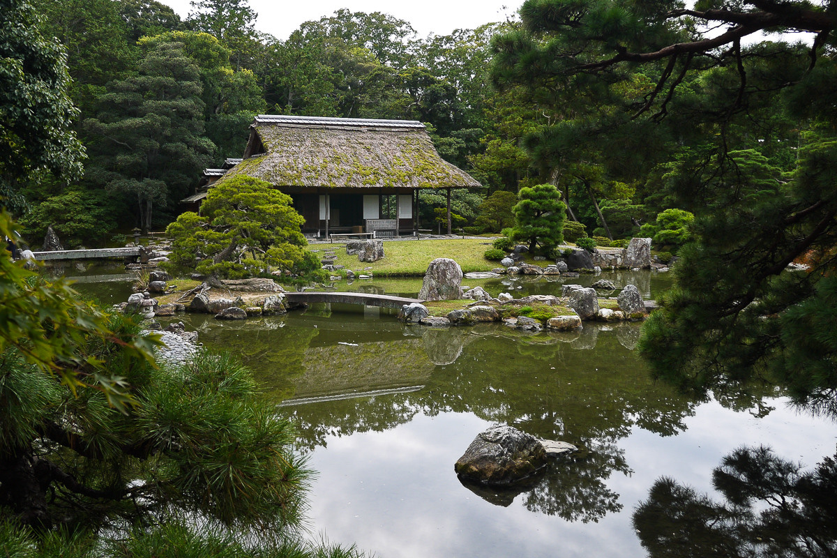  4. Vườn Dinh thự Hoàng gia Katsura (thành phố Kyoto, phủ Kyoto). Khu vườn này được hoàn thành vào năm 1645, từng thuộc về các thành viên trong gia đình Hoàng gia Nhật Bản. Các nguyên tắc của Thần đạo và Thiền tông thể hiện rõ nét trong cầu trúc của vườn. Nơi đây cũng có nhiều trà thất mang kiến trúc truyền thống. Ảnh: T Parsons.