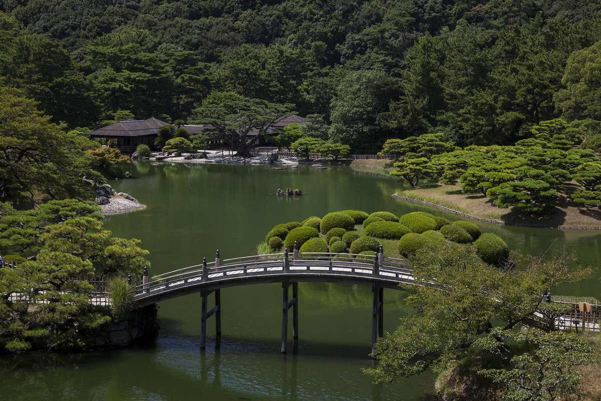  10. Vườn Ritsurin Koen (Lật Lâm Công Viên, thành phố Takamatsu, tỉnh Kagawa). Sau hơn 100 năm được điều chỉnh bởi các lãnh chúa phong kiến khác nhau, khu vườn này hoàn thành vào năm 1745, mở cửa cho công chúng năm 1875. Trong vườn có một trà thất và khu triển lãm nghệ thuật dân gian. Núi Shiun có thể được nhìn thấy ở phía Tây của Ritsurin Koen. Ảnh: Hervé Ternisien.