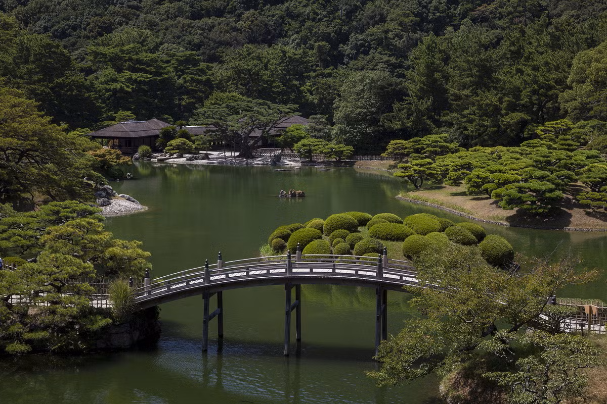  10. Vườn Ritsurin Koen (Lật Lâm Công Viên, thành phố Takamatsu, tỉnh Kagawa). Sau hơn 100 năm được điều chỉnh bởi các lãnh chúa phong kiến khác nhau, khu vườn này hoàn thành vào năm 1745, mở cửa cho công chúng năm 1875. Trong vườn có một trà thất và khu triển lãm nghệ thuật dân gian. Núi Shiun có thể được nhìn thấy ở phía Tây của Ritsurin Koen. Ảnh: Hervé Ternisien.