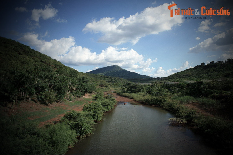Cô em út ông dùng khiêu (loại gùi nhỏ nhất của người S’tiêng) đắp đồi tạo thành Bờ Nâm Brá – tức núi Bà Rá. Do vậy, ngày nay núi Bà Rá thấp nhất trong ba ngọn núi ở Nam Bộ...