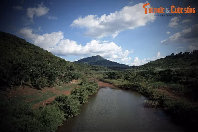 Cô em út ông dùng khiêu (loại gùi nhỏ nhất của người S’tiêng) đắp đồi tạo thành Bờ Nâm Brá – tức núi Bà Rá. Do vậy, ngày nay núi Bà Rá thấp nhất trong ba ngọn núi ở Nam Bộ...