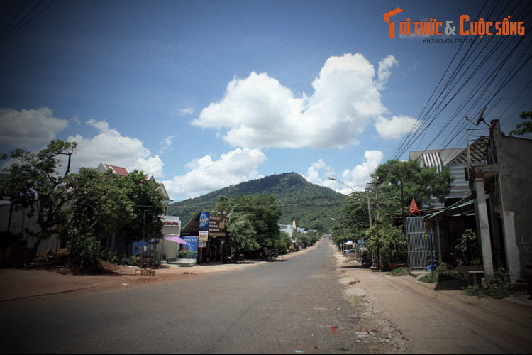 Cô chị ông dùng cái lung (loại gùi lớn nhất của người S’tiêng) đổ một lung đất tạo ra núi Gia Lào (thuộc huyện Xuân Lộc tỉnh Đồng Nai) ngày nay. Cô em kế, ông dùng xá (loại gùi nhỏ hơn lung) đổ một xá đất, tạo ra Bờ Nâm Woen – tức núi Bà Đen ở Tây Ninh ngày nay.