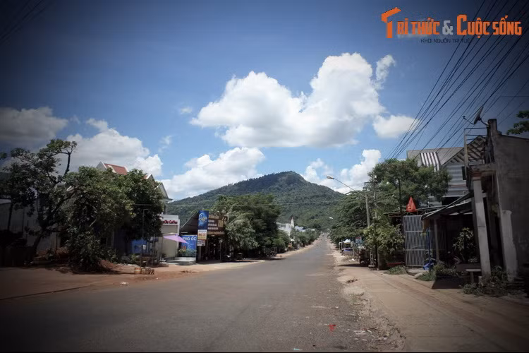 Cô chị ông dùng cái lung (loại gùi lớn nhất của người S’tiêng) đổ một lung đất tạo ra núi Gia Lào (thuộc huyện Xuân Lộc tỉnh Đồng Nai) ngày nay. Cô em kế, ông dùng xá (loại gùi nhỏ hơn lung) đổ một xá đất, tạo ra Bờ Nâm Woen – tức núi Bà Đen ở Tây Ninh ngày nay.