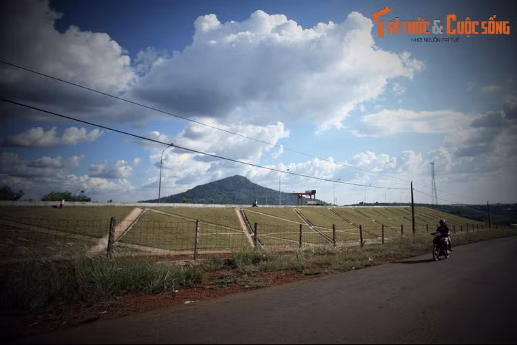 Tọa lạc ở địa phận phường Sơn Giang, thị xã Phước Long, tỉnh Bình Phước, núi Bà Rá cao cao 733 mét, là ngọn núi cao thứ ba ở Nam Bộ, sau núi Bà Đen ở Tây Ninh và núi Chứa Chan ở Đồng Nai. Đồng bào S’tiêng trong vùng lưu truyền nhiều giai thoại ly kỳ về sự ra đời của ngọn núi này.