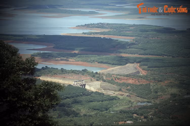 Khi con gái lớn lên, lúc này tuổi ông đã cao sức yếu không thể cai quản được dân chúng nên muốn để hai con gái ông tiếp tục công việc.