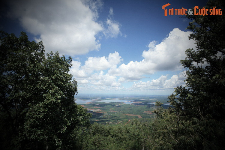 Cô chị ông cho ở vùng Gia Lào, cô em kế được cho ở vùng gần khu vực sông Vàm Cỏ Đông và cô em út được cho ở khu vực gần sông Đắk Lung (tức sông Bé ngày nay).