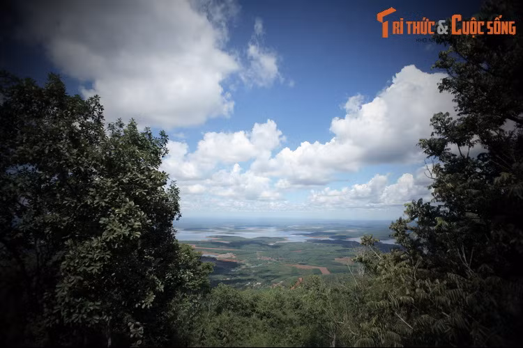 Cô chị ông cho ở vùng Gia Lào, cô em kế được cho ở vùng gần khu vực sông Vàm Cỏ Đông và cô em út được cho ở khu vực gần sông Đắk Lung (tức sông Bé ngày nay).