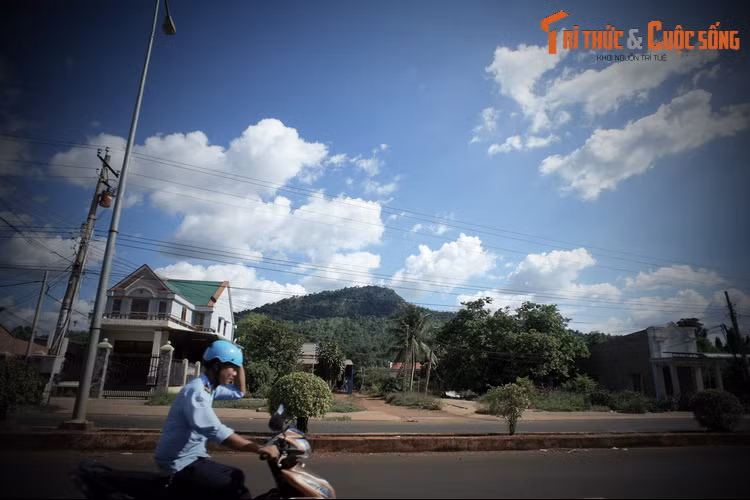 Vì ở khu vực sông Vàm cỏ là nơi ở và cai quản của cô chị nên ông đổ bảy xá đất, còn ở khu vực Đăk Lung, nơi ở của cô em, ông chỉ đổ sáu xá đất để phân biệt thứ bậc chị em. Đó là lý do vì sao ngày nay núi Bà Đen cao hơn núi Bà Rá...