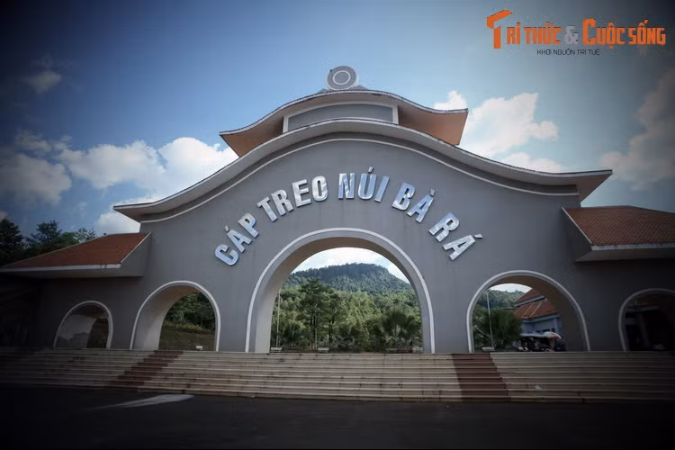 Cũng là một câu chuyện về việc đắp núi Bà Rá, nhưng người S’tiêng ở sóc Bom Bo (xã Bình Minh) lại lưu truyền một dị bản khác.