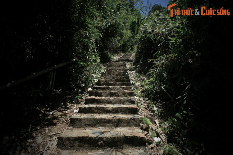 Theo đó, ngày xưa có một ông khổng lồ có ba người con gái. Khi các con lớn lên, ông muốn tìm nơi để các con cư trú. Ông rảo quanh một vòng trong khu vực, ông quyết định phân cho ba người con ở ba khu vực khác nhau.