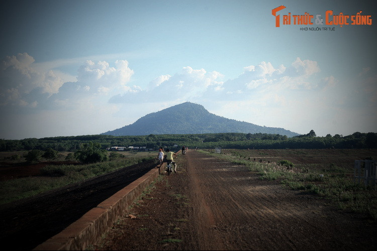 Để tạo thuận lợi cho hai người con gái trong việc cai quản dân chúng, ông dùng cái xá (một loại gùi của người S’tiêng) lấy đất đắp tạo ra hai ngọn núi cao để hai người con ở.