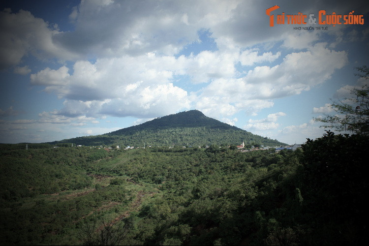 Ngọn núi gần sông Vàm Cỏ được ông đặt tên là Bờ Nâm Woen (Veng), ngày nay gọi là núi Bà Đen. Còn ngọn núi ở Đăk Lung được ông đặt tên là Bờ Nâm Brá, ngày nay gọi là núi Bà Rá. (Bờ Nâm trong tiếng của người S’tiêng nghĩa là đồi núi).