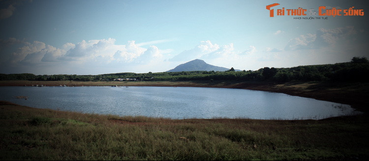 Sau khi phân chia xong các vùng cư trú và được các con đồng ý, ông ra sức đắp cho các con những ngọn núi để họ trú ngụ. Để phân biệt vai vế lớn nhỏ giữa các chị em, ông tạo ra ba ngọn núi có độ cao khác nhau.