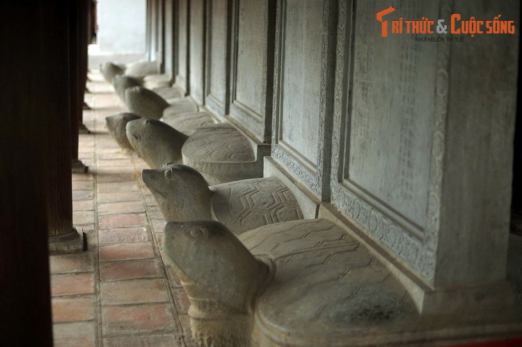 Linh vật rùa trên Bảo vật quốc gia Bia tiến sĩ Văn Miếu (di tích Văn Miếu - Quốc Tử Giám, Hà Nội). Rùa là con vật được linh hóa, biểu trưng cho sự bền vững trường tồn, thường được tạc trong thức đội bia đá, tháp Phật hoặc trang trí trên đồ vật.