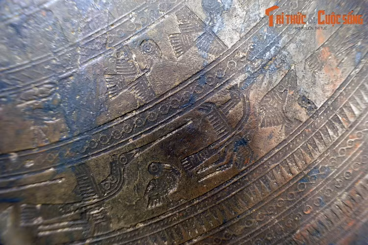 Linh vật chim lạc trên Bảo vật quốc gia Trống đồng Ngọc Lũ (BT Lịch sử Quốc gia Việt Nam, Hà Nội). Chim lạc là vật tổ của cư dân Đông Sơn trong buổi đầu dựng nước Văn Lang – Âu Lạc, gắn với huyền thoại về nguồn gốc dân tộc qua tín ngưỡng thờ vật Tổ.