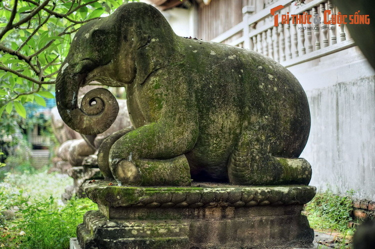 Linh vật voi trên Bảo vật quốc gia Bộ tượng linh thú chùa Phật Tích (chùa Phật Tích, Bắc Ninh). Voi vốn là linh vật Phật giáo, tượng trưng cho chân lý, trí tuệ và sự kiên định. Với ý nghĩa như vậy, voi là một linh vật hiện diện trong nghệ thuật Phật giáo Việt Nam từ xưa.