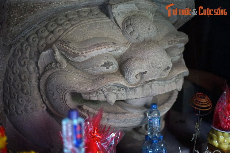 Linh vật sư tử trên Bảo vật quốc gia Tượng sư tử đá chùa Hương Lãng (chùa Hương Lãng, Hưng Yên). Sư tử nguyên là linh vật Phật giáo được truyền vào Việt Nam, được cải biến phù hợp với bản sắc văn hóa dân tộc, thường mang ý nghĩa của một linh vật bảo hộ, trấn giữ chốn thiêng.