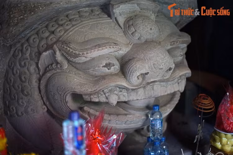 Linh vật sư tử trên Bảo vật quốc gia Tượng sư tử đá chùa Hương Lãng (chùa Hương Lãng, Hưng Yên). Sư tử nguyên là linh vật Phật giáo được truyền vào Việt Nam, được cải biến phù hợp với bản sắc văn hóa dân tộc, thường mang ý nghĩa của một linh vật bảo hộ, trấn giữ chốn thiêng.