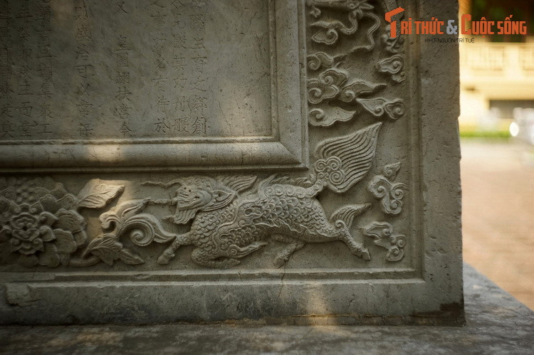 Linh vật kỳ lân trên Bảo vật quốc gia Bia điện Nam Giao (BT Lịch sử Quốc gia Việt Nam, Hà Nội). Theo truyền thuyết, kỳ lân là loài vật có móng guốc, thân phủ vẩy cá, là biểu tượng cho lòng nhân từ, mỗi khi nó xuất hiện là điềm báo có thánh nhân, minh quân ra đời.