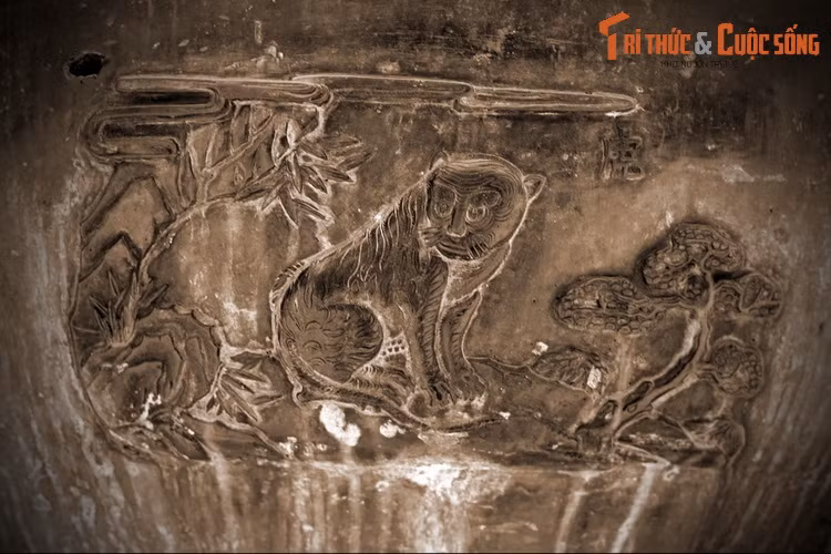 Linh vật hổ trên Bảo vật quốc gia Cửu đỉnh nhà Nguyễn (di tích Hoàng thành Huế, Thừa Thiên Huế). Hổ là loài vật được người Việt linh hóa, biểu trưng cho quyền uy và sức mạnh. Hổ thường được đặt trấn giữ ở cổng các công trình kiến trúc cổ.