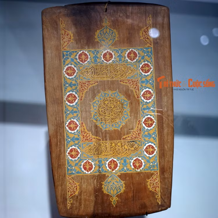 Louha - bảng học kinh Koran bằng gỗ của người Morocco, dùng cho học sinh Hồi giáo học đọc, học viết bằng cách chép lại và học thuộc các đoạn trong kinh Koran. Bảng được sơn kín bề mặt khi trẻ đã cơ bản nắm được kinh Koran.