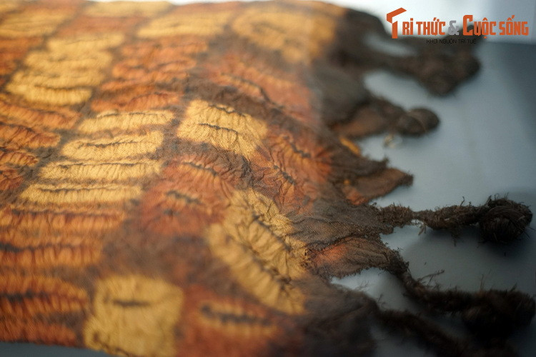 Váy làm bằng vải dệt từ sợi lá cọ raphia, hoa văn tạo bằng kỹ thuật nhuộm bao vải của người Dida ở Bờ Biển Ngà. Trước đây loại vải này là tài sản của các gia đình quyền quý, chỉ dùng trong dịp đặc biệt. Chúng là tác phẩm của những phụ nữ cao tuổi và bà góa.