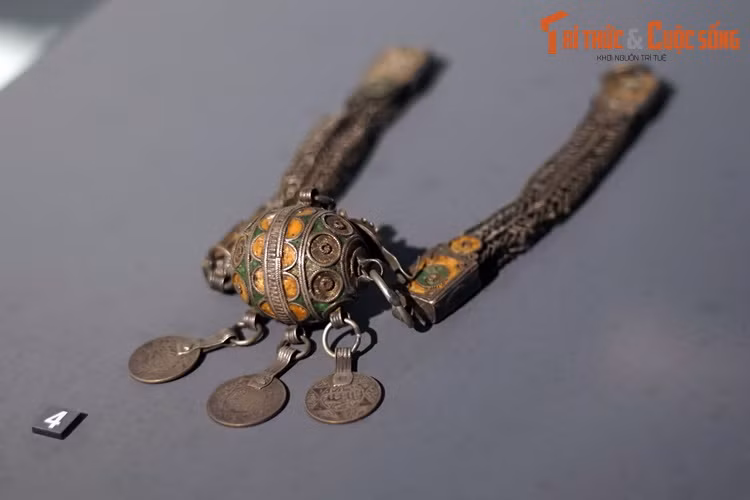 Tagmut - trang sức đep trước ngực, có xuất xứ từ vùng Ida Ou Semlal, Morocco. Vật dụng này có hai dây được kết từ các chuỗi xích, có hai ghim cài ở hai đầu. Khối bầu dục bằng bạc, trang trí các đường gân, tráng men vàng, xanh và đính các đồng tiền hassani.