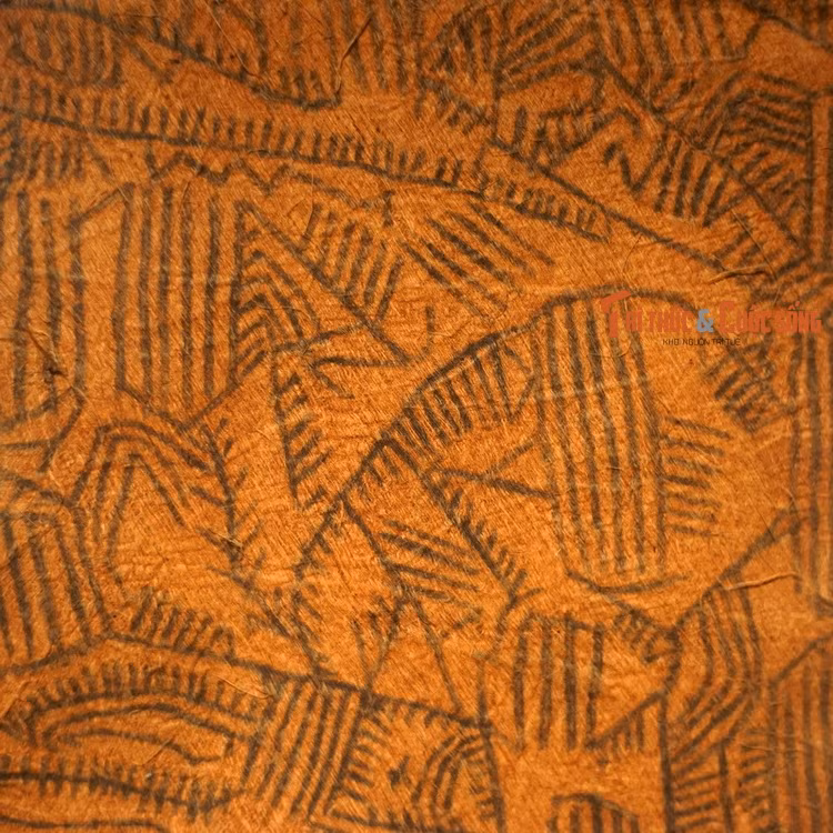 Vải vỏ cây của người Pygmy, CHDC Congo. Đàn ông đảm nhiệm việc tạo ra tấm vải, còn phụ nữ trang trí. Không chỉ người Pygmy mà nhiều cư dân khác trong vùng rừng ở Trung Phi sử dụng vải vỏ cây (tapa) để làm váy, khố, tấm choàng, chăn, đồ liệm...