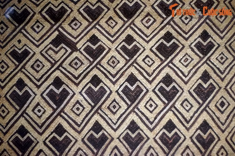 Nhung kasai họa tiết hình học làm từ vải sợi lá cọ raphia của người Kuba, CHDC Congo. Loại vải này được cọi là tài sản quý, có thể dùng làm tiền để trao đổi với các hàng hóa khác, đặc biệt là trong hôn nhân.