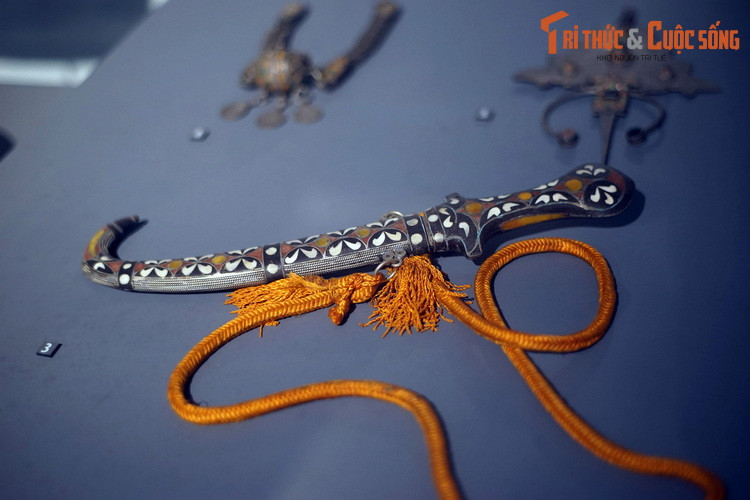 Koumiya - loại dao nhọn truyền thống của người Ả Rập Morocco. Dao có chuôi và bao khảm những chỉ bạc tạo thành hình thoi. Các phần khoét sâu quanh hình thoi được trát đầy bằng bột màu trắng, vàng, đỏ hoặc khảm xà cừ.