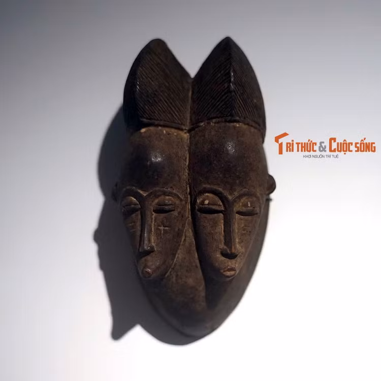 Mặt nạ đôi của người Baoulé ở Bờ Biển Ngà. Vời nhiều cộng đồng cư dân châu Phi, gồm người Baoulé, sinh đôi là điềm lành. Khi có trẻ sinh đôi ra đời, người ta tổ chức nghi lễ trọng thể, trong đó mặt nạ đôi được sử dụng.