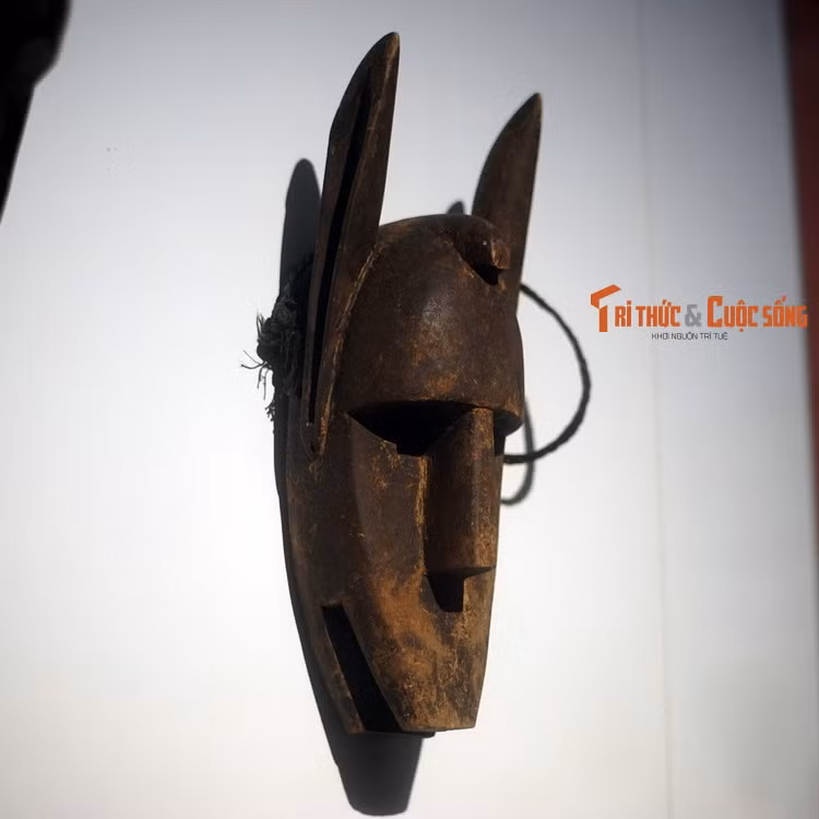 Mặt nạ của người Tshokwee ở Angola. Trong các hội kín, mặt nạ góp phần tạo nên bản sắc của người cùng hội. Dù không còn vai trò như xưa, lễ thành đinh và hội kín vẫn tồn tại ở châu Phi, thích ứng với cuộc sống đương đại.