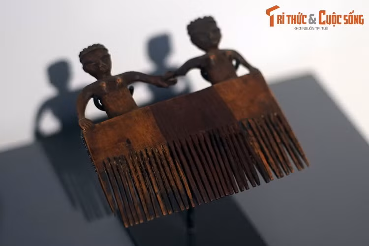 Lược gỗ tạc hình hai phụ nữ của cư dân bản địa Madagascar.