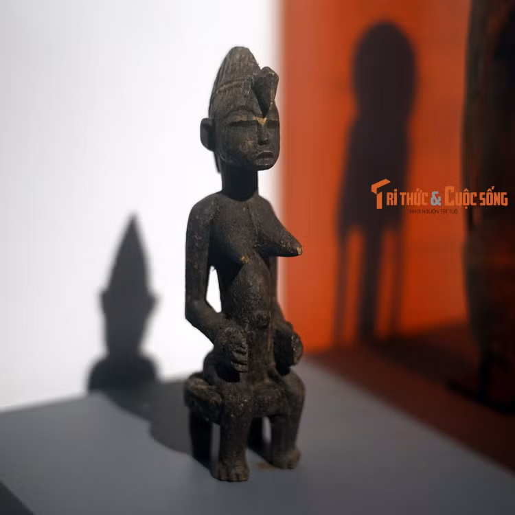 Tượng phụ nữ ngồi bằng gỗ của người Senufo, Bờ Biển Ngà. Tượng thể hiện hình tượng nữ giới (vợ, mẹ, tổ tiên) trong chế độ mẫu hệ. Loại tượng này thường được dùng trong tang ma.