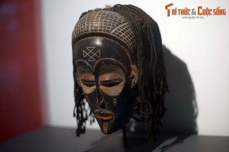 Mặt nạ của người Mamana ở Mali. Mặt nạ rất quan trọng với lễ thành đinh (lễ trưởng thành) và các hội kín châu Phi. Qua mặt nạ, người ra dạy dỗ và thụ lễ, bảo vệ, thử thách các thành viên.