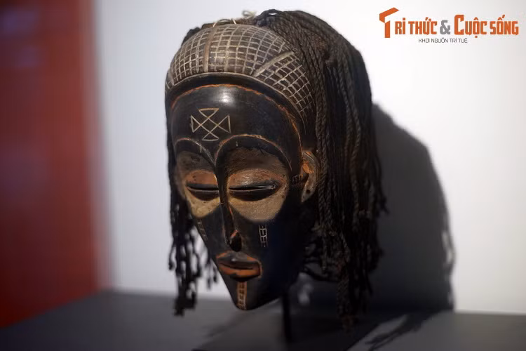 Mặt nạ của người Mamana ở Mali. Mặt nạ rất quan trọng với lễ thành đinh (lễ trưởng thành) và các hội kín châu Phi. Qua mặt nạ, người ra dạy dỗ và thụ lễ, bảo vệ, thử thách các thành viên.