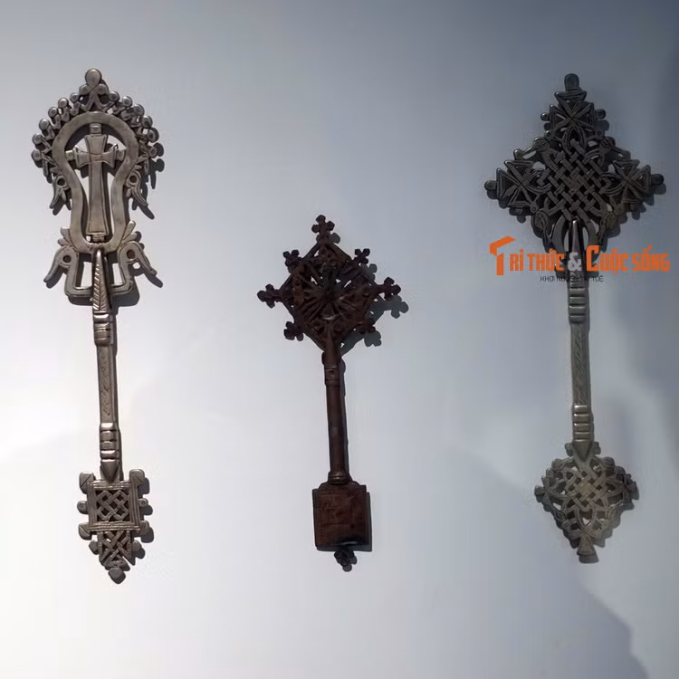 Các loại thánh giá Lalibela của người Thiên Chúa giáo ở Ethiopia. Vật phẩm này có hình dạng khác nhau tùy địa phương. Chúng được các linh mục và trợ tế cầm trong các dịp lễ tôn giáo.