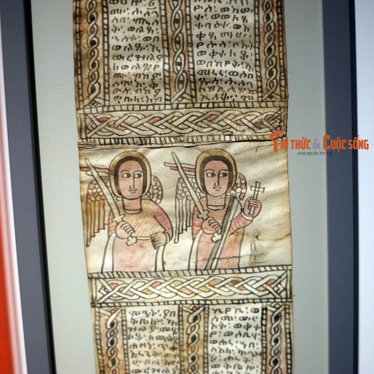 Một phần trong bức tranh hộ vệ của tín đồ Thiên Chúa giáo Ethiopia, niên đại cuối thế kỷ 19. Người Thiên Chúa giáo thường mang theo mình cuộn tranh nghi lễ (ketab) làm vật hộ mệnh. Tranh này làm bằng da, vẽ các tổng thiên thần, các đôi mắt và có các câu kinh bằng chữ Ethiopia cổ.