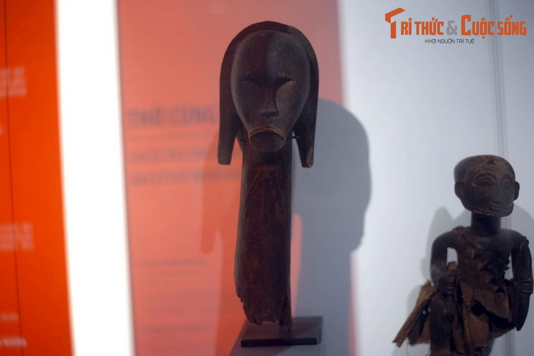 Tượng Eyima byeri - thần canh giữ hài cốt của người Fang ở Gabon, làm bằng gỗ với ba lá đồng gắn dưới cổ. Loại tượng này được để lên các hộp hoặc giỏ đựng hộp sọ và hài cốt của những bậc tổ tiên quan trọng trong dòng họ.