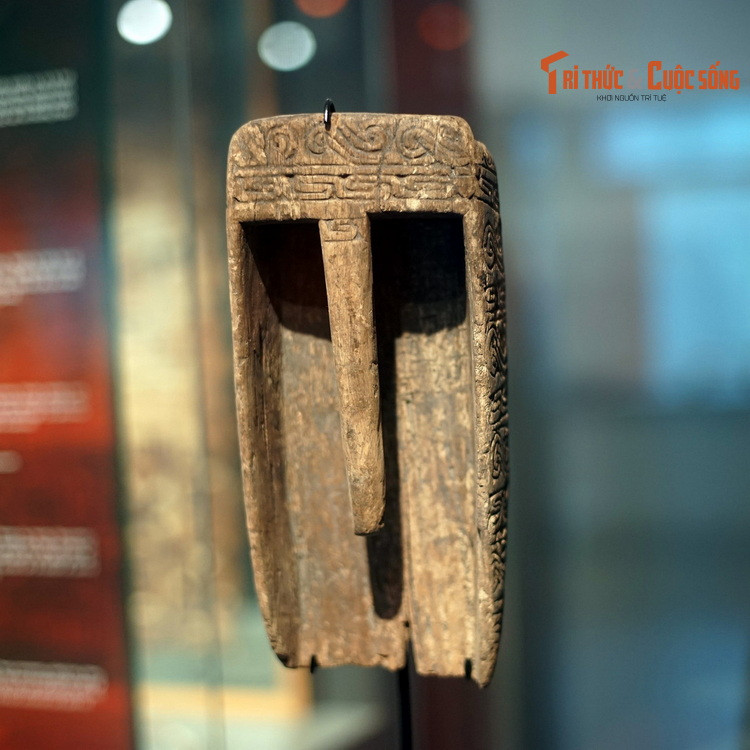 Gàu tát nước trong thuyền, làm bằng gỗ, khắc họa tiết hình học, xuất xứ từ quần đảo Trobriand, Papua New Guinea.