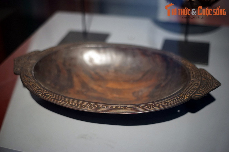 Khay đựng thức ăn làm bằng gỗ, khắc họa tiết, xuất xứ từ quần đảo Trobriand, Papua New Guinea.