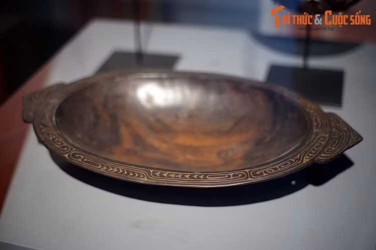 Khay đựng thức ăn làm bằng gỗ, khắc họa tiết, xuất xứ từ quần đảo Trobriand, Papua New Guinea.