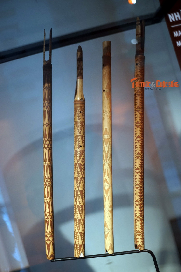 Sáo tre khắc họa tiết và tô màu, vật phẩm trong nhà đàn ông ở đảo Ambrym, Vanuatu. Nhà đàn ông của các tộc người ở châu Đại Dương là nơi lưu giữ do cốt và mặt nạ tổ tiên, tượng thần linh, chiến tích săn bắn, nhạc cụ... Người chưa thành đinh không được tiếp xúc với các đồ vật này.